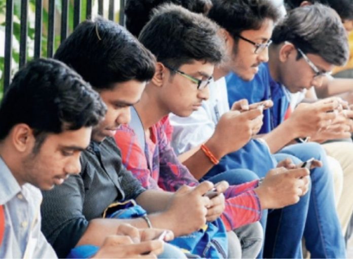 योगी सरकार जल्द ही 1 करोड़ युवाओं को देगी टैबलेट और स्मार्टफोन, जानें- कब होगी योजना शुरुआत
